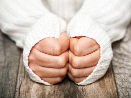 دست و پای سرد نشانه کمبود کدام ویتامین است؟ دست و پای سرد نشانه کمبود کدام ویتامین است؟
