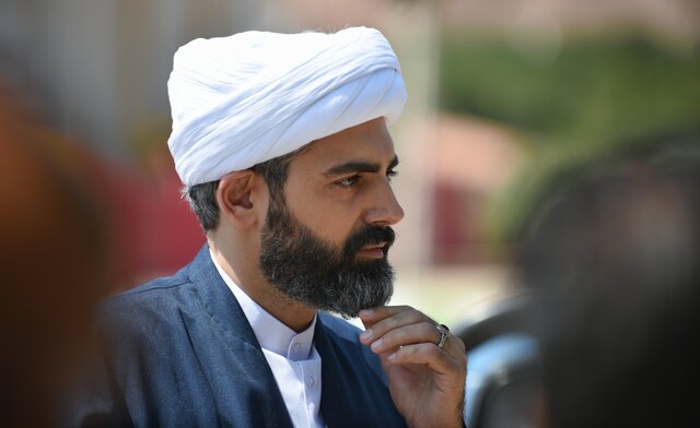 نمایی از سریال یکی از ما تولید سریال درباره روحانیت حساسیتبرانگیز است
