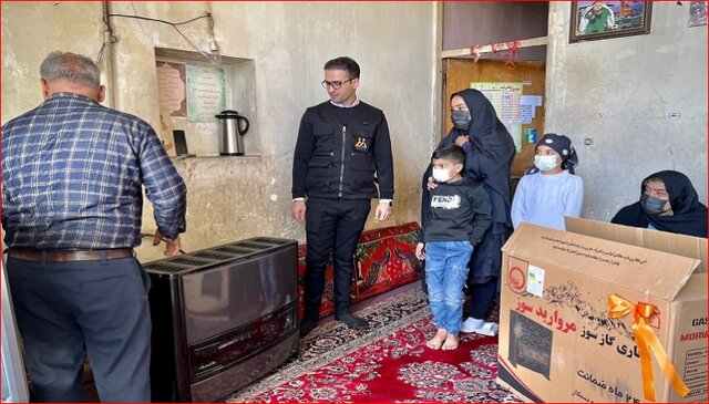 توزیع وسایل گرمایشی در مناطق محروم همزمان با موج شدید سرما در کشور توزیع وسایل گرمایشی در مناطق محروم همزمان با موج شدید سرما در کشور