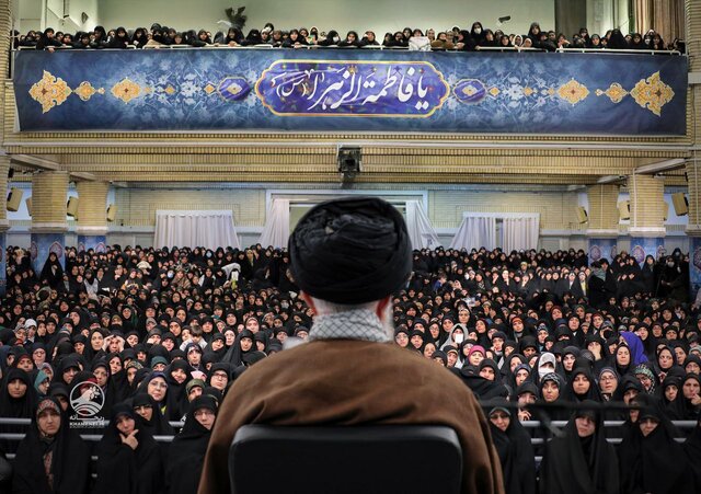 سهشنبه؛ سخنرانی رهبر انقلاب در دیدار هزاران نفر از بانوان سهشنبه؛ سخنرانی رهبر انقلاب در دیدار هزاران نفر از بانوان