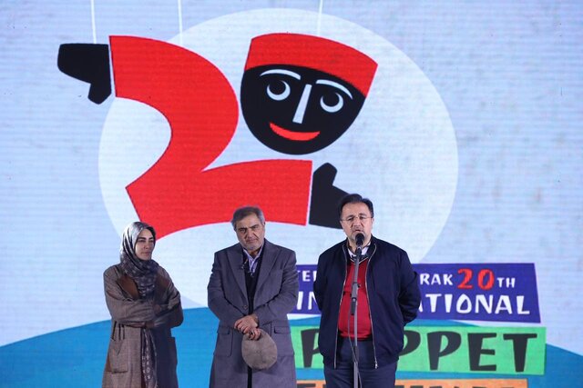 عکس تزیینی است سرمای هوا عروسکها را در خانه نگه نداشت