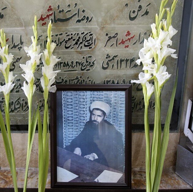 غبارروبی مزار شهید آیتالله مفتح توسط خادمان حرم حضرت معصومه(س)