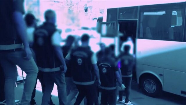 بازداشت بیش از ۱۰۰ مهاجر و ۲ مظنون به قاچاق انسان در ترکیه بازداشت بیش از ۱۰۰ مهاجر و ۲ مظنون به قاچاق انسان در ترکیه