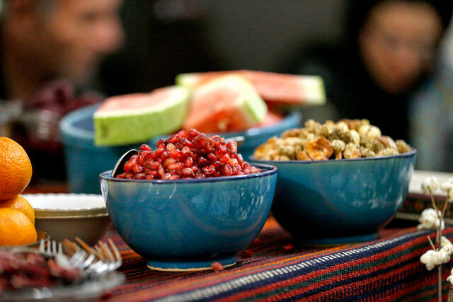 آداب شب چله مردم قم/ از چیدن انار با شاخه تا داستان‌خوانی