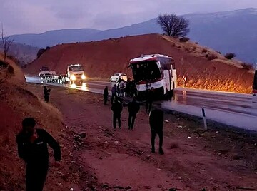 یک کشته و ۱۲ مصدوم در برخورد اتوبوس با دو خودرو در محور یاسوج به اصفهان