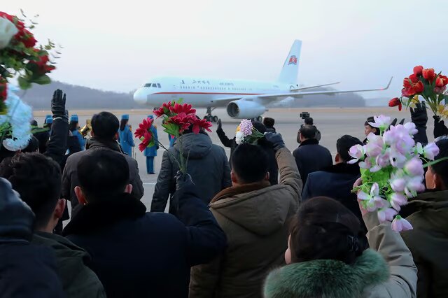 استقبال مردم کرهشمالی از قهرمانان وزنهبرداری با گل مصنوعی! + عکس