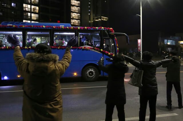 استقبال مردم کرهشمالی از قهرمانان وزنهبرداری با گل مصنوعی! + عکس