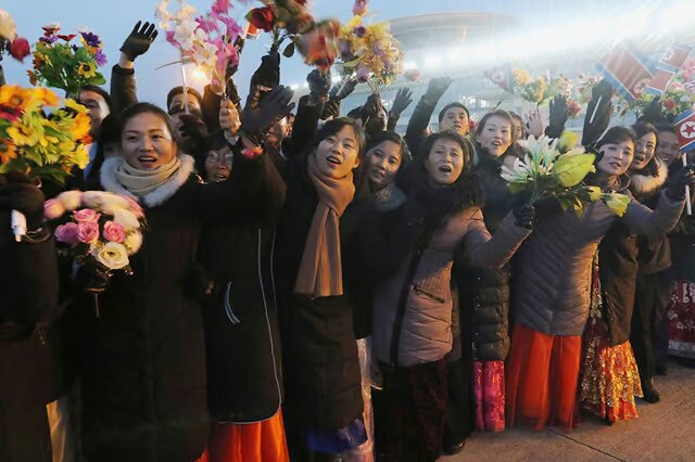 استقبال مردم کرهشمالی از قهرمانان وزنهبرداری با گل مصنوعی! + عکس