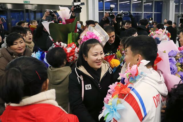 استقبال مردم کرهشمالی از قهرمانان وزنهبرداری با گل مصنوعی! + عکس