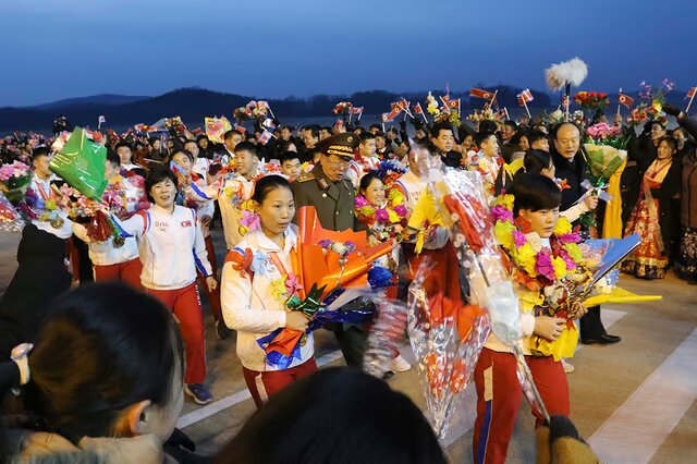 استقبال مردم کرهشمالی از قهرمانان وزنهبرداری با گل مصنوعی! + عکس