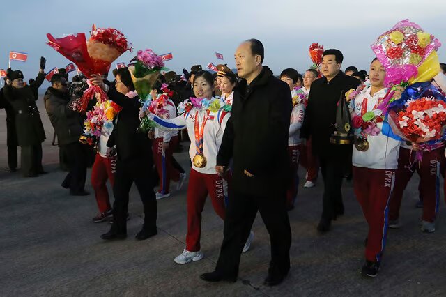 استقبال مردم کرهشمالی از قهرمانان وزنهبرداری با گل مصنوعی! + عکس