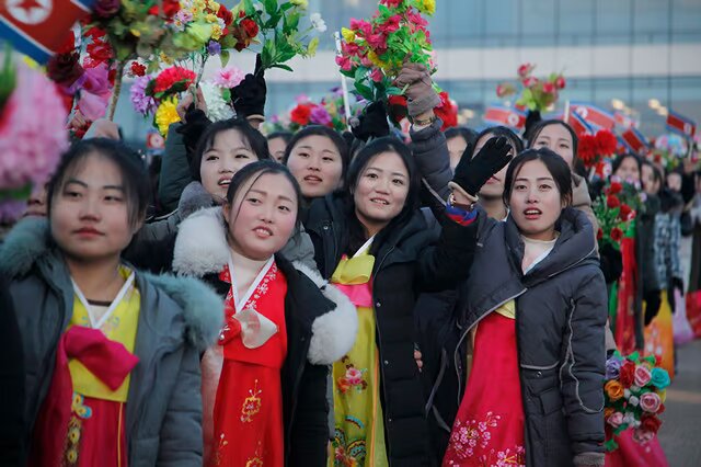 استقبال مردم کرهشمالی از قهرمانان وزنهبرداری با گل مصنوعی! + عکس