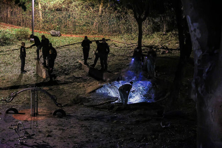 آثار حمله موشکی یمن به تلآویو رسانههای عبری: یمنیها از مقابله با اسرائیل منصرف نمیشوند