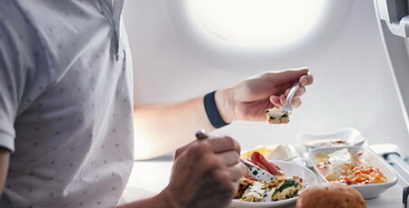 عکس تزیینی است. ممنوعیت توزیع برخی مواد غذایی ناسالم در پروازهای داخلی و خارجی از ابتدای دی ماه