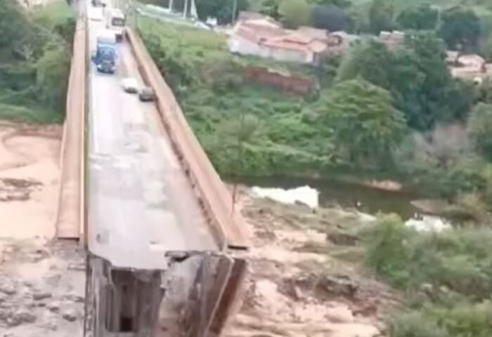 عکس: رویترز ریزش پل در برزیل؛ سقوط یک کامیون تانکر حامل اسید در رودخانه