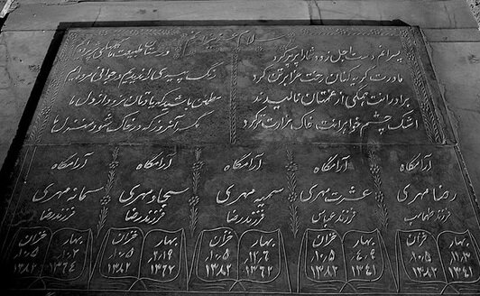 از ویرانی کهنشهر بم تا حک شدن نام چند نفر بر یک سنگ قبر از ویرانی کهنشهر بم تا حک شدن نام چند نفر بر یک سنگ قبر