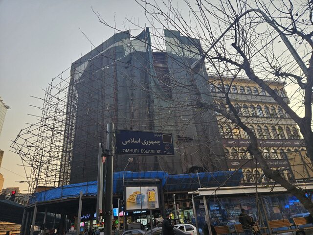 عکس آرشیوی است. جمعآوری داربستهای پاساژ علاءالدین پس از ۳ سال/ تامین امنیت عمومی و رفع خطر از چهارراه پرتردد تهران