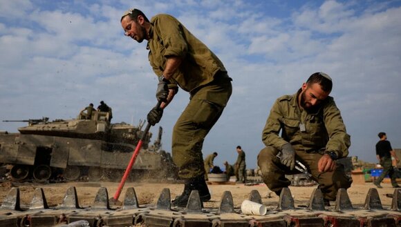 سربازان ارتش رژیم صهیونیستی در حال تعمیر تانکهای آسیبدیده در غلاف غزه با گسترش دامنه جنگ، رژیم صهیونیستی با کسری بیسابقه بودجه روبهرو شده است