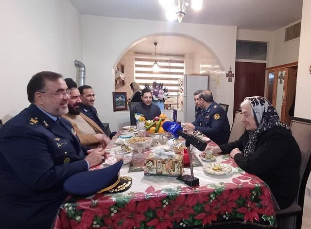 دیدار فرمانده نیروی هوایی ارتش با خانواده معظم شهید زوریک مرادی دیدار فرمانده نیروی هوایی ارتش با خانواده معظم شهید زوریک مرادی