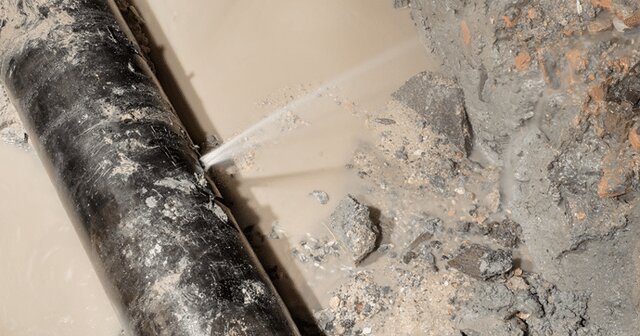 ترکیدگی لوله آب در خیابان شریعتی/ مسیر شمال به جنوب خیابان مسدود است ترکیدگی لوله آب در خیابان شریعتی/ مسیر شمال به جنوب خیابان مسدود است