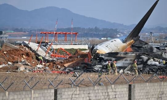 عکس: شینهوا سقوط هواپیما در کره جنوبی؛ بازیابی اطلاعات جعبه سیاه و احتمال طولانی شدن تحقیقات درباره علت حادثه