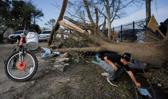 عکس: آسوشیتدپرس طوفان در آمریکا ۸ کشته و زخمی برجای گذاشت