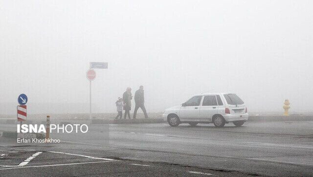 تهدید جان رانندگان در مه‌ گرفتگی شدید خوزستان/تلاش برای حفظ ایمنی سرویس‌ کارکنان صنایع