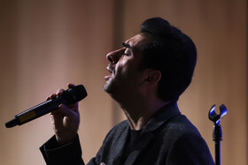 محمد معتمدی(خوانندهٔ موسیقی سنتی )در مراسم «به نام کرمان، به یاد حماسه و عرفان»