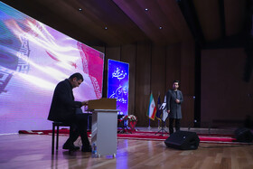 محمد معتمدی(خوانندهٔ موسیقی سنتی )در مراسم «به نام کرمان، به یاد حماسه و عرفان»