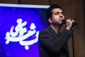 محمد معتمدی(خوانندهٔ موسیقی سنتی )در مراسم «به نام کرمان، به یاد حماسه و عرفان»