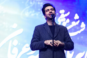 محمد معتمدی(خوانندهٔ موسیقی سنتی )در مراسم «به نام کرمان، به یاد حماسه و عرفان»
