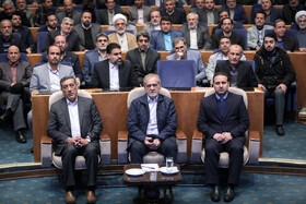 مسعود پزشکیان رییس جمهور، محمدشهاب جلیلوند، دبیر هیئت عالی گزینش کشور و محمدجعفر قائم پناه، معاون اجرایی رئیس‌جمهور در همایش کارگزاران گزینش کشور