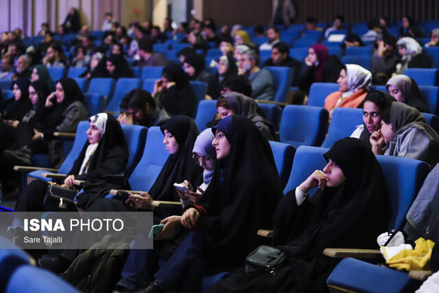 آنگاه که شعر، زبان  امید و اعتراض یک ملت می‌شود