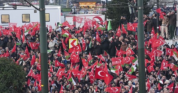 اهالی استانبول سال نو را با حمایت از فلسطین آغاز کردند