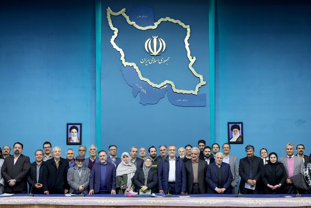 دیدار پزشکیان با اعضای شورای مرکزی حزب اتحاد ملت دیدار پزشکیان با اعضای شورای مرکزی حزب اتحاد ملت