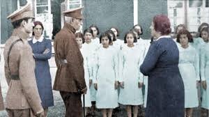 عبور از دروازه تاریخ با چاپ مقاله توهینآمیز هویدا علیه امام خمینی