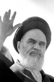 عبور از دروازه تاریخ با چاپ مقاله توهینآمیز هویدا علیه امام خمینی