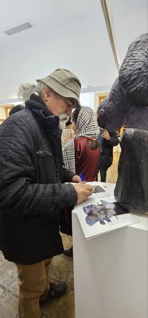 در پس این مجسمههای بدوی، کودکی نشسته است!