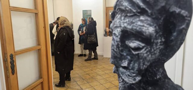 در پس این مجسمههای بدوی، کودکی نشسته است!