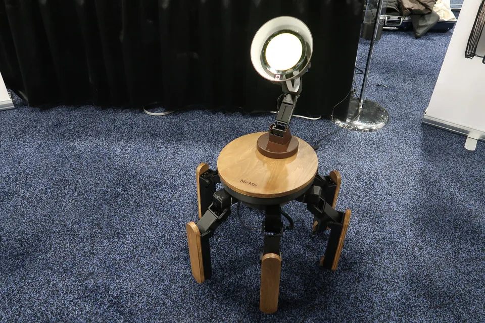 در نمایشگاه CES، خانهها صحبت میکنند و میزها راه میروند!