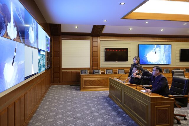 کیم جونگ و اون در کنار دخترش رهبر کرهشمالی: موشک مافوق صوت ما، پدافندها را به چالش میکشد