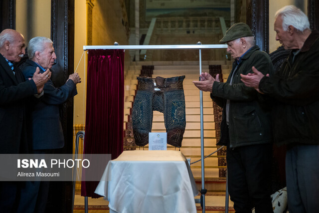 عرب: بازاریان شعار تختی، تختی سرمیدادند عرب: بازاریان شعار تختی، تختی سرمیدادند