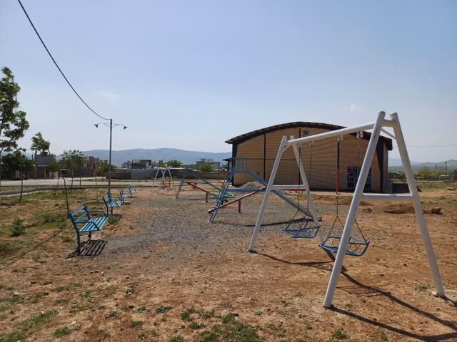 دختران و پسران «ینگیکند» در انتظار دبیرستان و زمین چمن