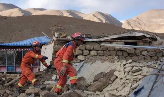 عکس: آسوشیتدپرس زلزله در تبت؛ ادامه امدادرسانی در سرما و احتمال افزایش فوتیها