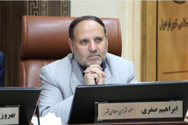 مردم از طولانی بودن صفهای نانوایی در اردبیل ناراضی هستند مردم از طولانی بودن صفهای نانوایی در اردبیل ناراضی هستند