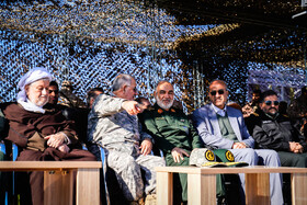 سردار حسین سلامی فرمانده کل سپاه، سردار محمد پاکپور، فرمانده نیروی زمینی سپاه و ماموستا ملا قادر قادرى امام جمعه پاوه در برگزاری مرحله نهایی رزمایش پیامبر اعظم ۱۹ نیروی زمینی سپاه