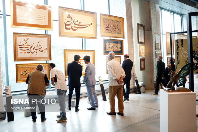 عکس تزئینی است خطوط «سنگلاخ» روی دیوار میروند