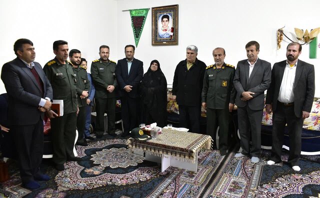 دیدار برخی مسئولان کهگیلویه و بویراحمد با خانواده شهید نوجوان«ابوالقاسم علیپور»