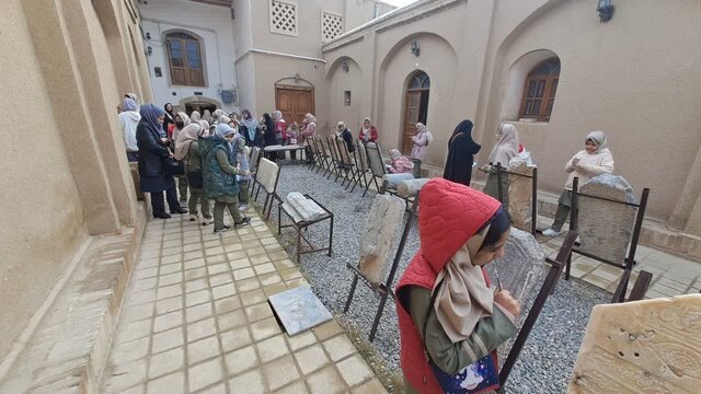 بازدید ۱۸۰۰ دانش‌آموز از موزه و نمایشگاه صنایع دستی ملایر