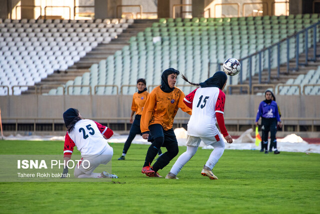 عکس آرشیوی است برد مدعیان فوتبال زنان در هفته ۱۱/ صدر در دست خاتون ماند